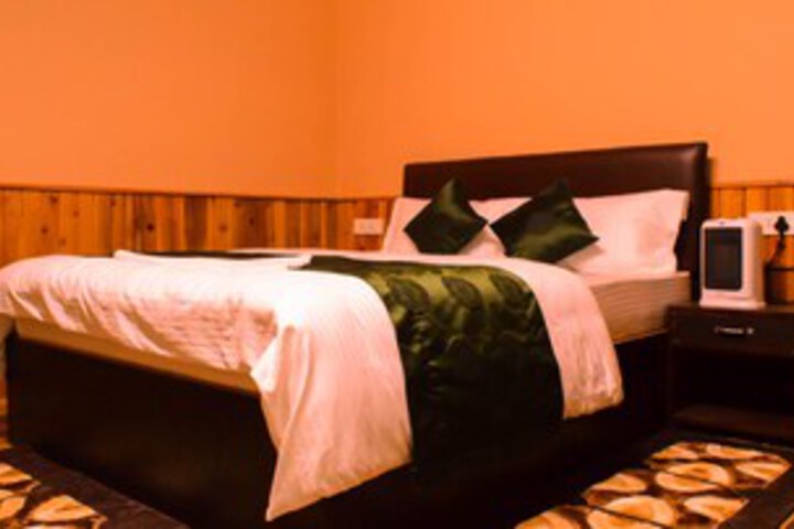 Room 4 of 9