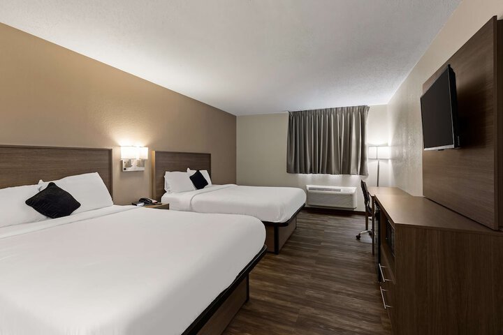 2 Queen Beds (11 of 13)
