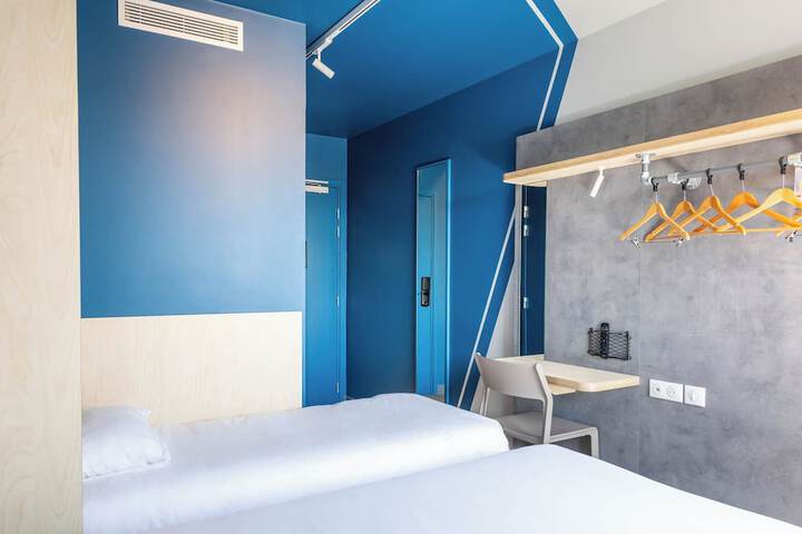 Room 8 of 76