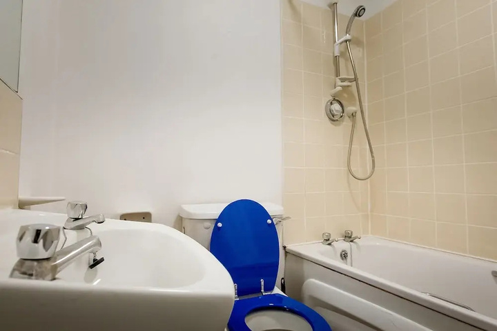 Room 6 of 10