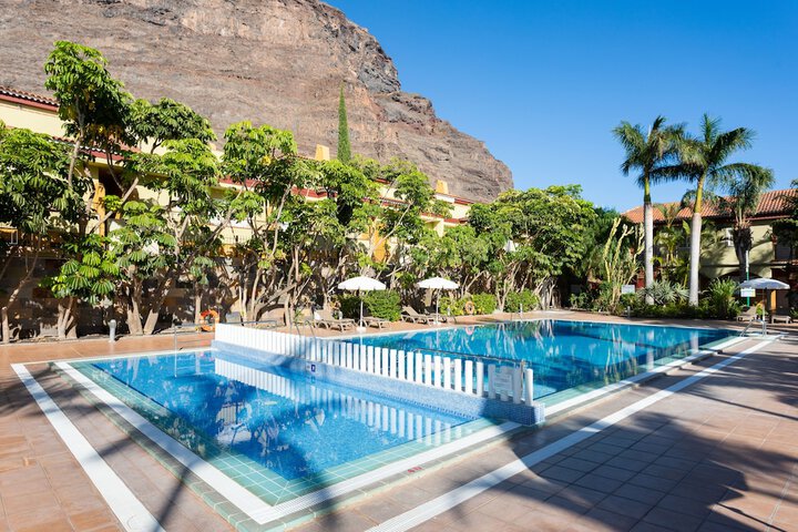 Hotel with Pool