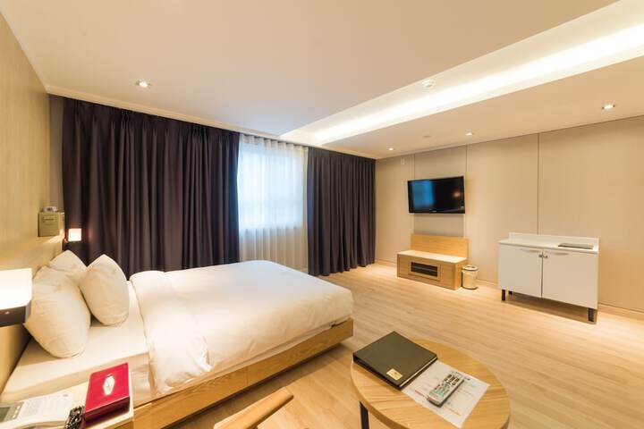 Room 7 of 32