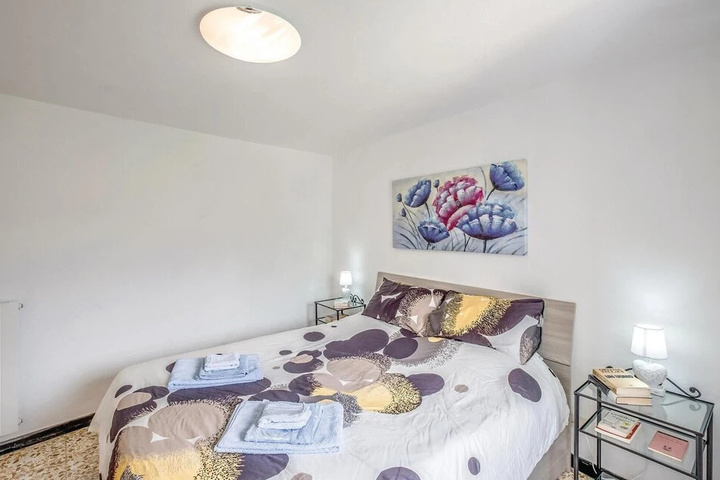 Room 6 of 12