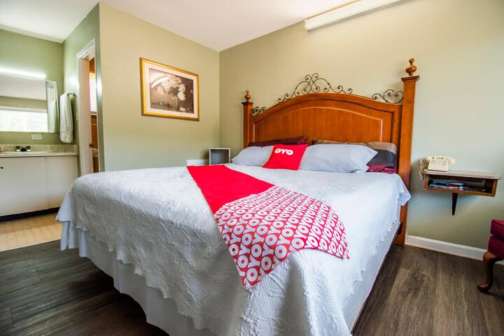 1 King Bed (3 of 10)