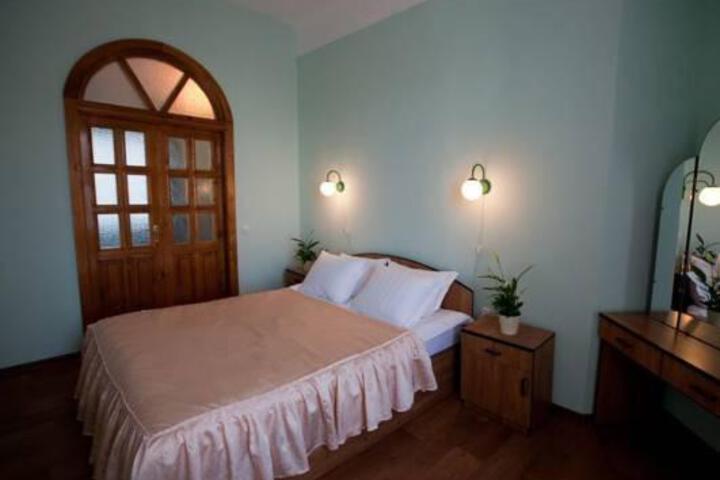 Room 5 of 12