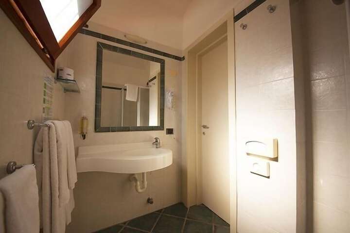 Room 8 of 10