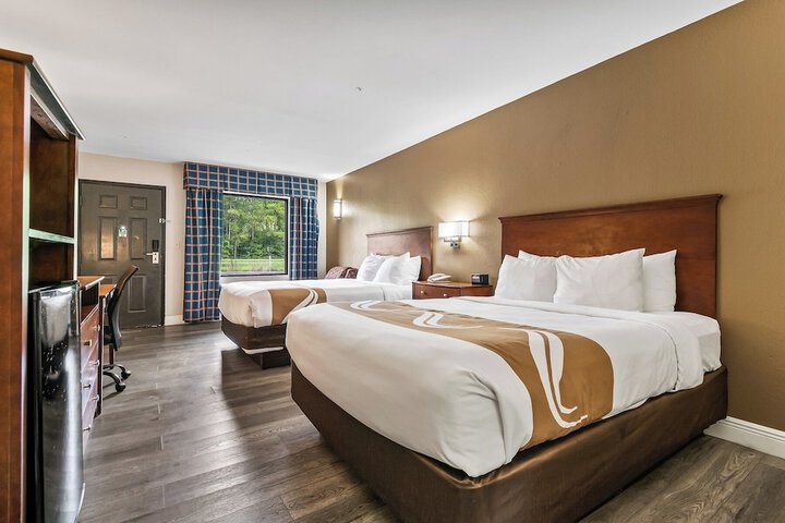 2 Queen Beds (6 of 15)