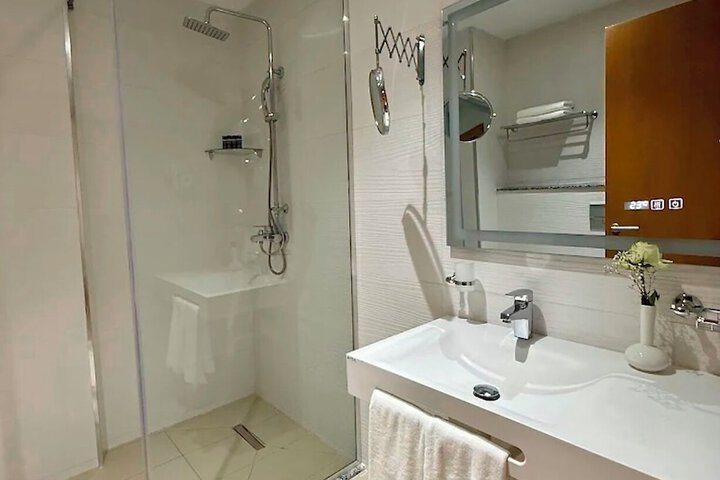 Room 12 of 28