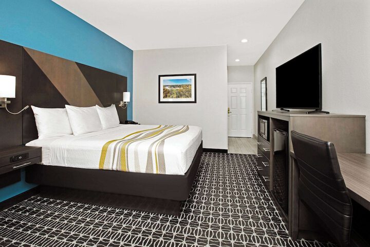 1 King Bed (7 of 9)
