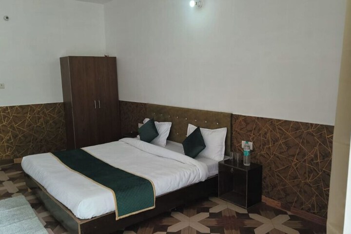 Room 9 of 39