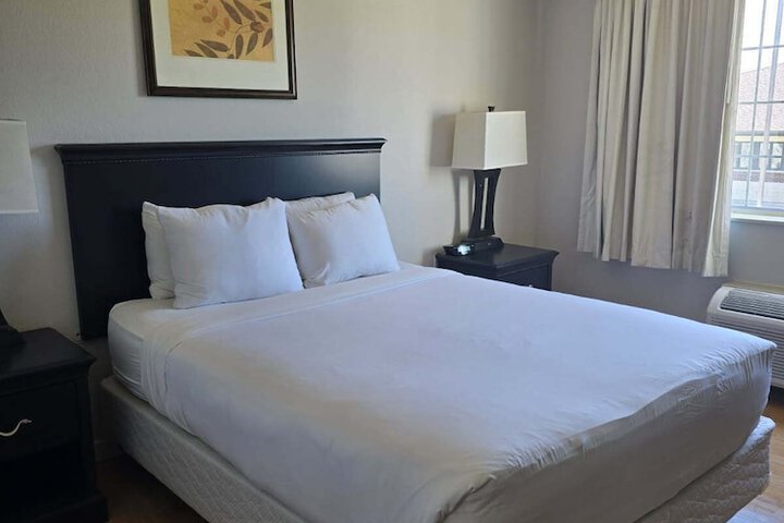 Room 6 of 10