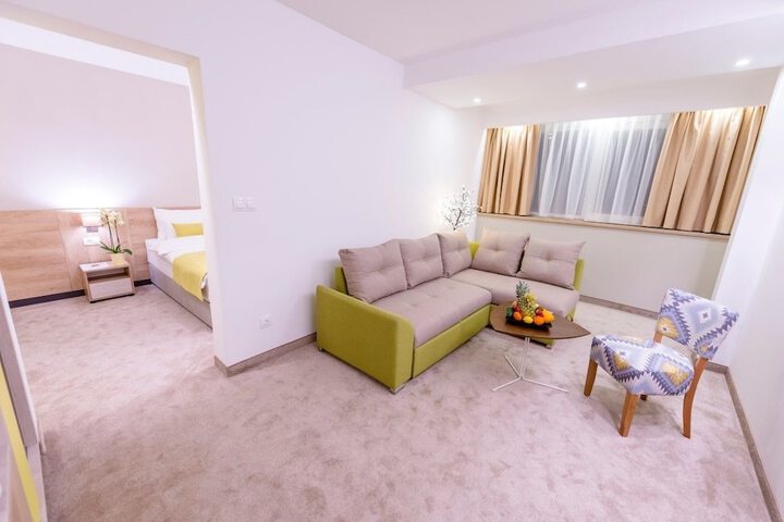 Room 13 of 27