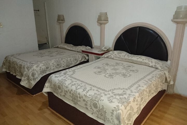 Room 6 of 16