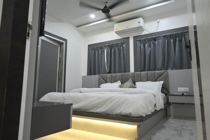 Room 4 of 8
