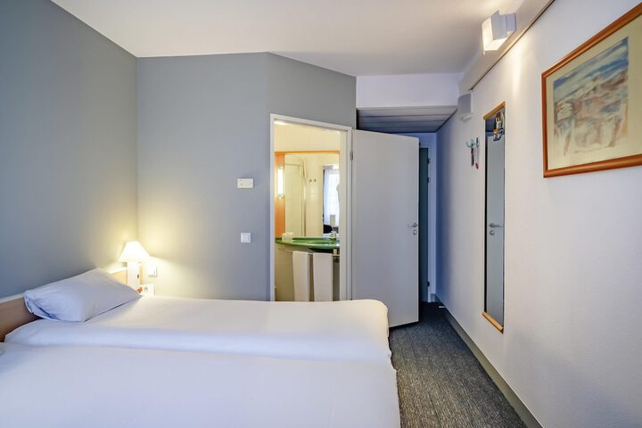 Room 25 of 77