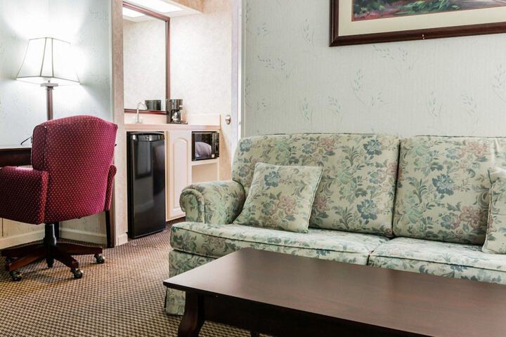 1 King Bed (2 of 8)
