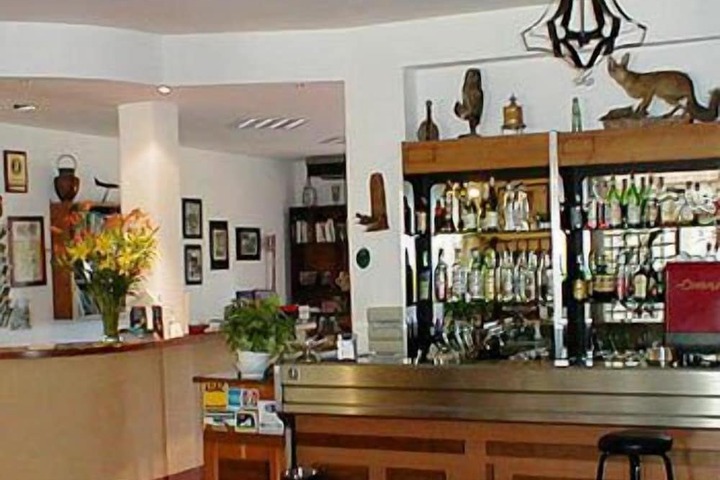 Lounge 19 of 35