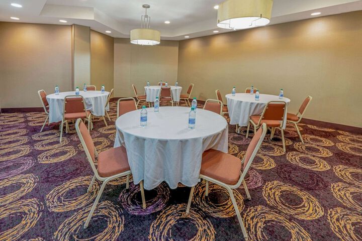 Ballroom/Hall 37 of 50