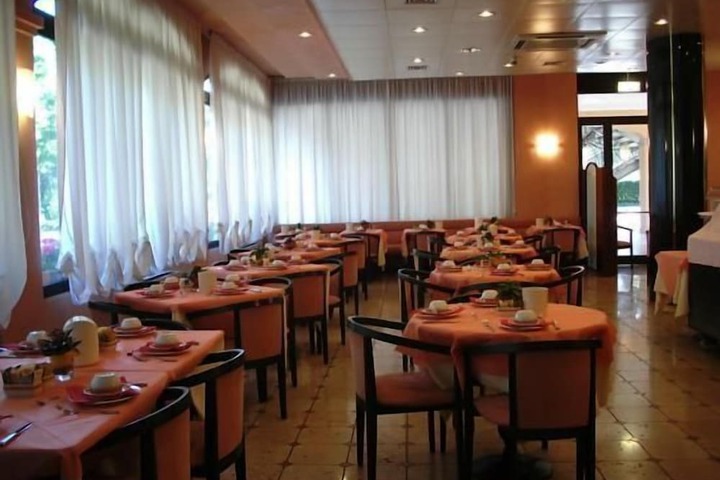 Dining 30 of 41