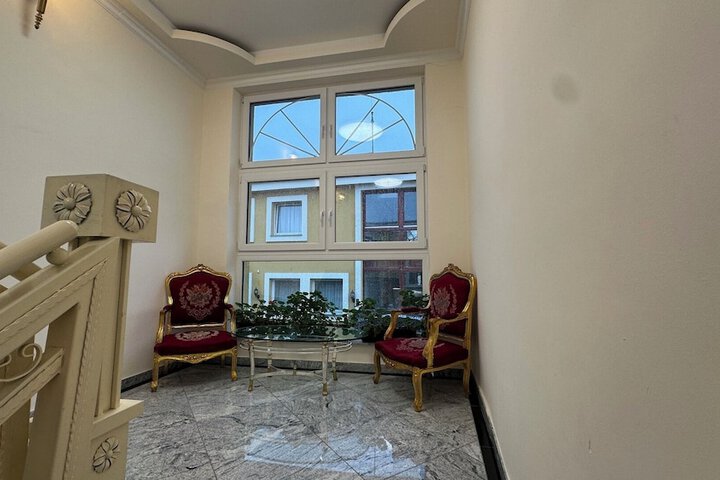 Room 6 of 8
