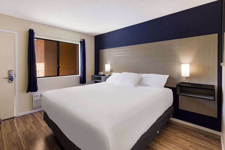 1 King Bed (5 of 7)