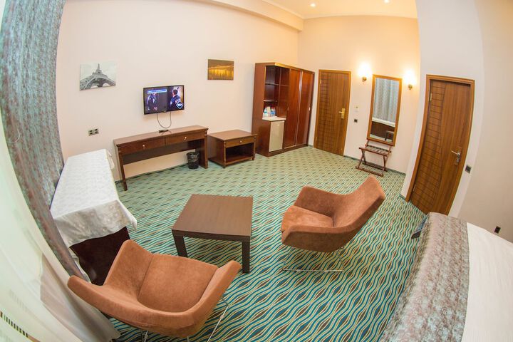 Room 4 of 33