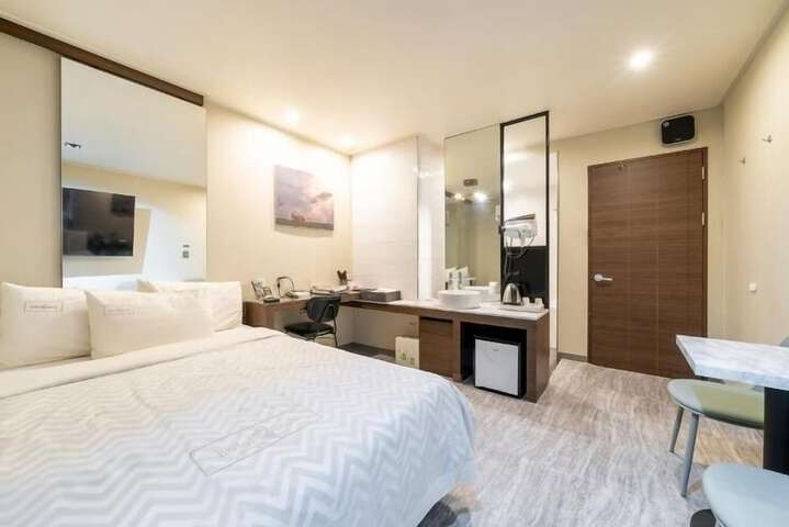 Room 2 of 17