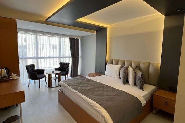 Room 7 of 12