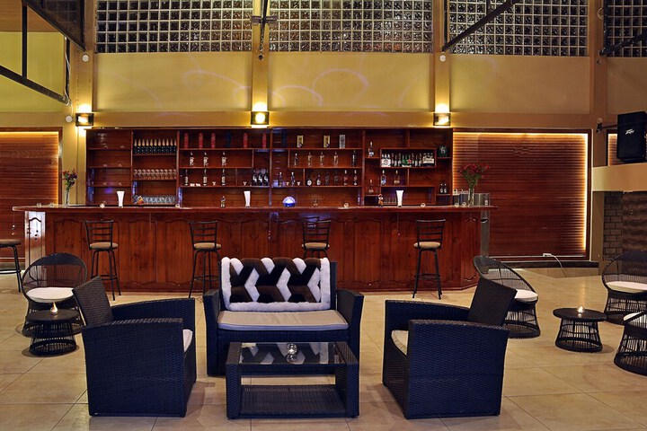 Lounge 22 of 37