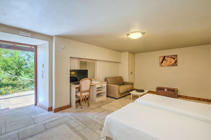 Room 11 of 33