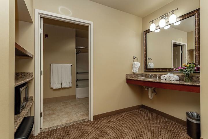Executive 2 Queen Beds (6 of 7)