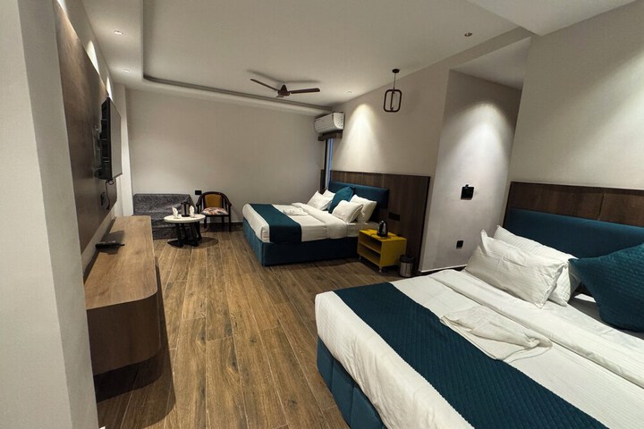 Room 32 of 39