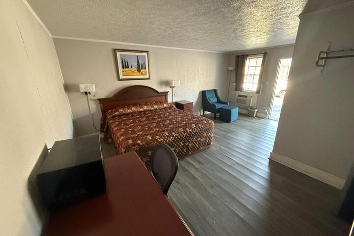 1 King Bed (5 of 6)