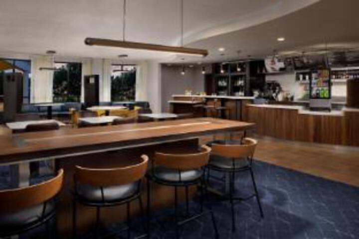 Lounge 5 of 35