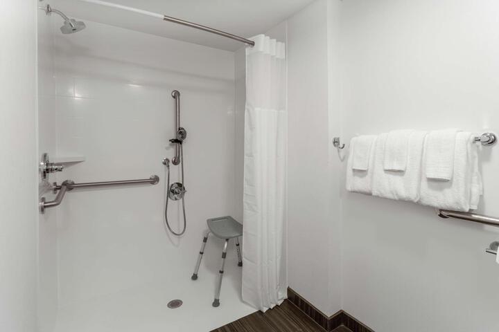 1 Queen Mobility Accessible with Tub (5 of 11)