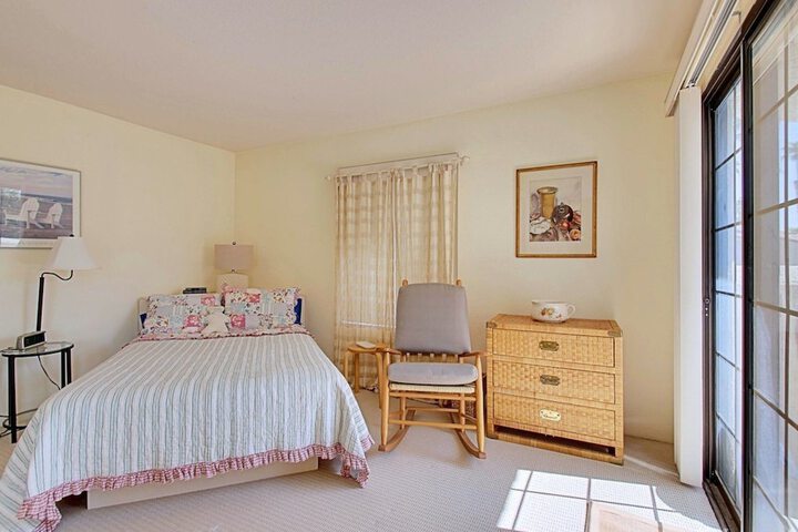 Room 6 of 18