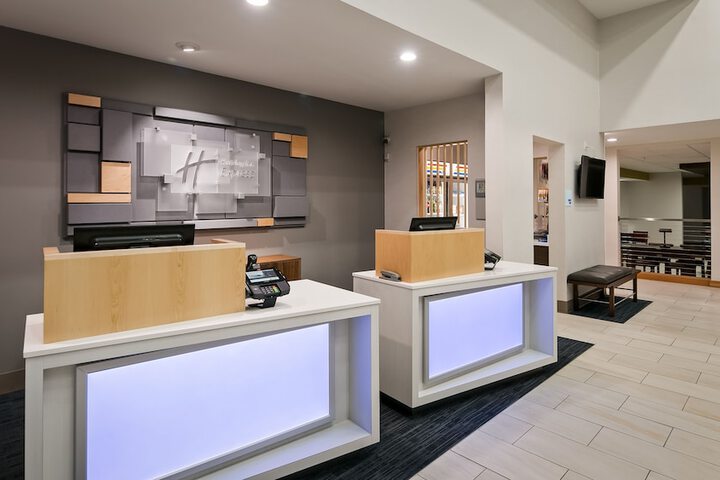 Check-in/check-out kiosk