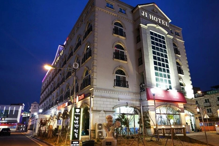 Hotel 5 of 6