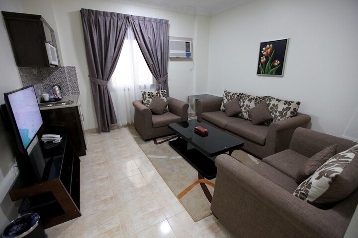 Lounge 33 of 63