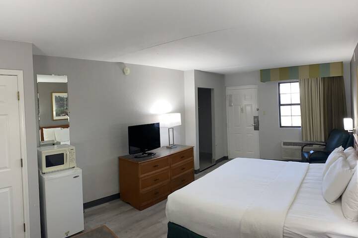 1 King Bed Mobility Hearing Accessible Room Bathtub with Grab Bars (10 of 14)