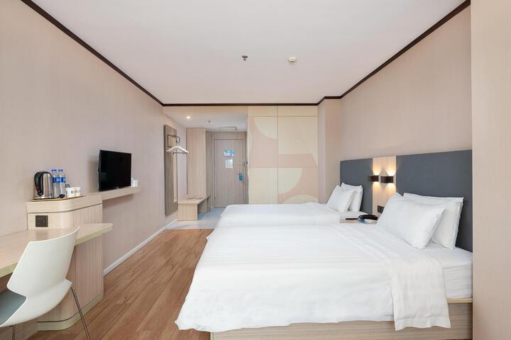 Room 28 of 47