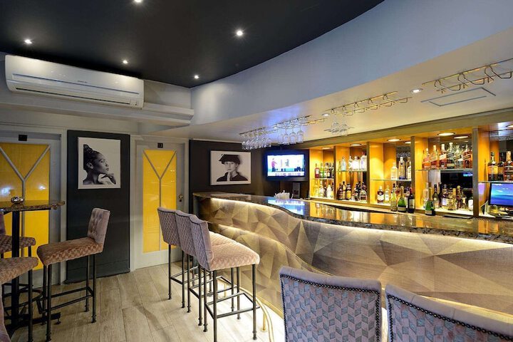 Lounge 189 of 242