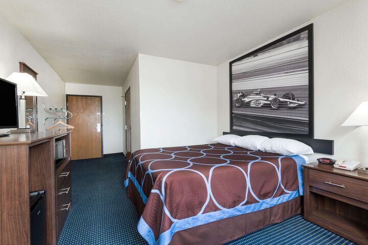 1 Queen Bed (5 of 7)