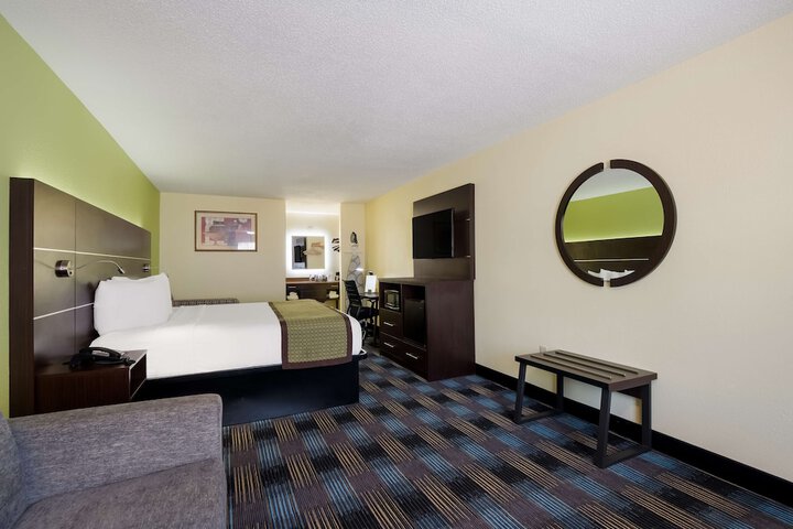 1 King Bed (7 of 18)
