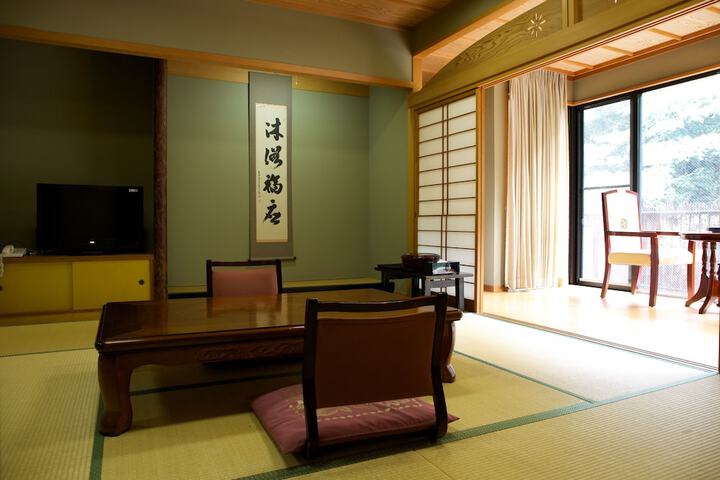 Room 4 of 32