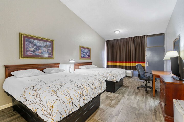 2 Queen Beds (9 of 10)