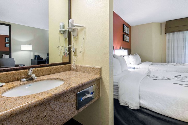 Double Accessible King Size Bed (10 of 16)