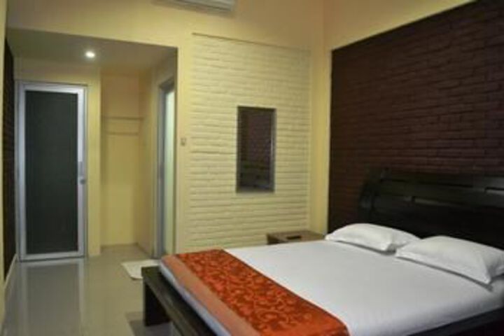 Room 3 of 8