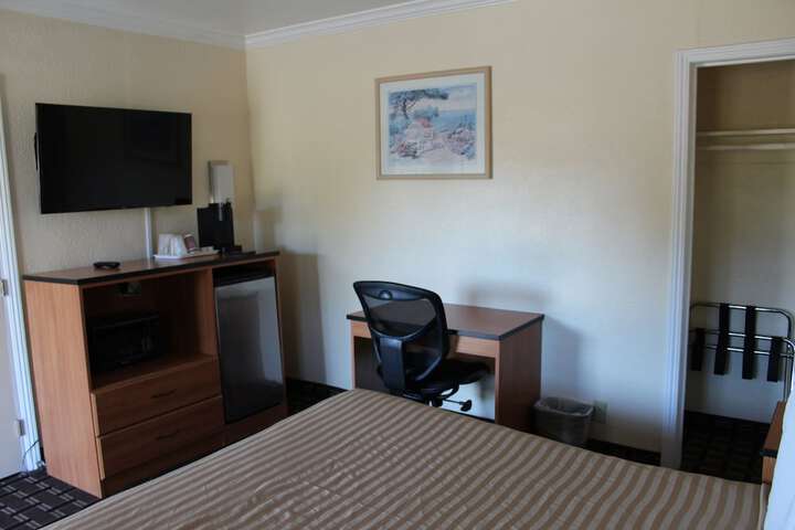 Budget Queen Bed (25 of 45)