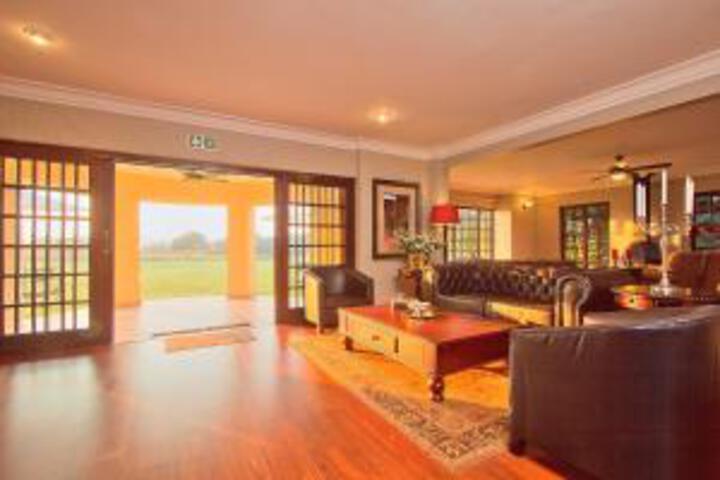 Lounge 10 of 45